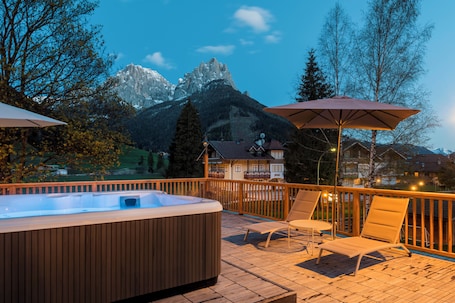 Sauna, hot tub, steam room, massages