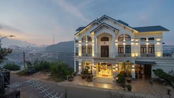 Vista frontal de la propiedad