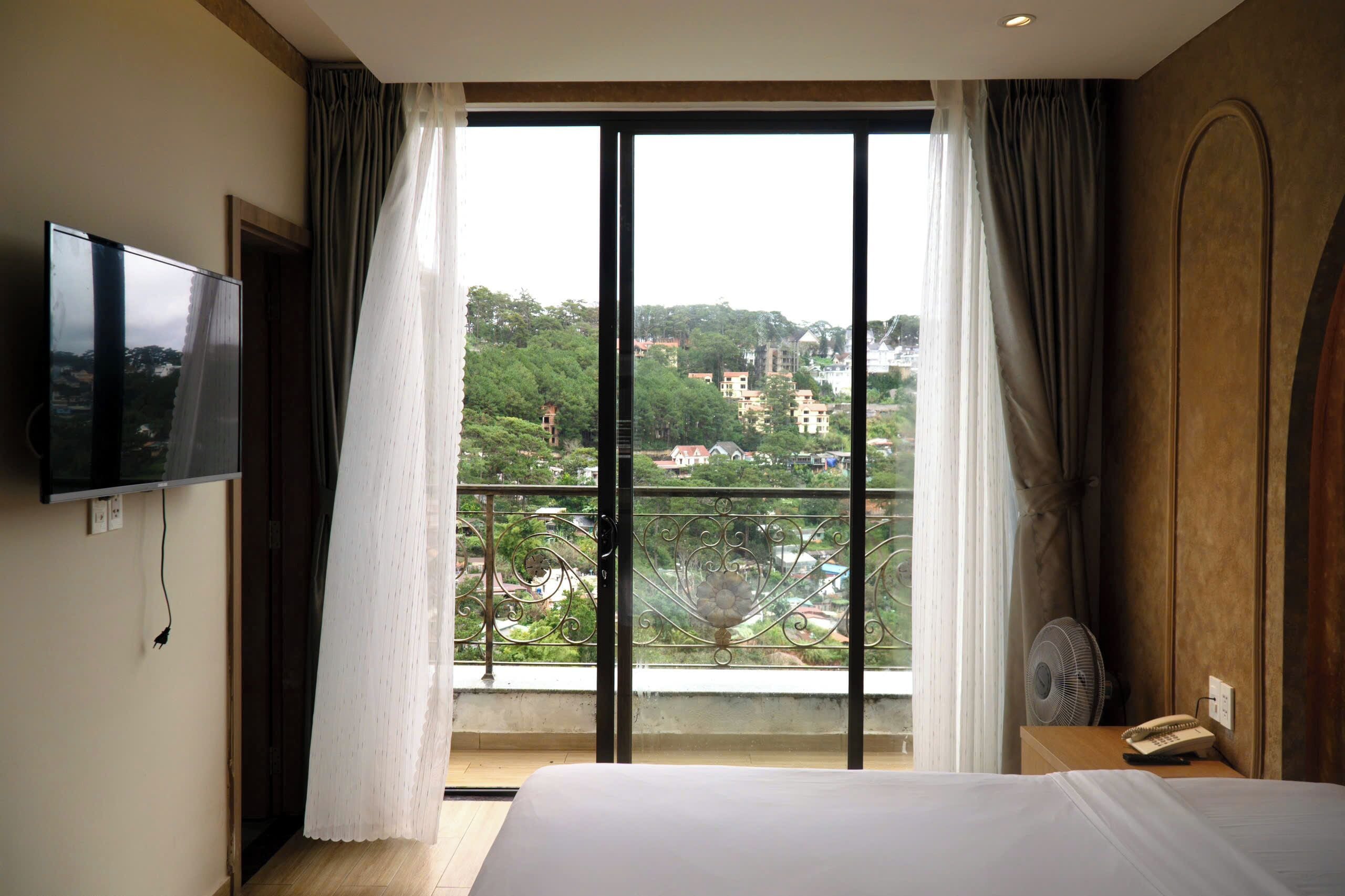 Deluxe Double Room, 1 Queen Bed, Mountain View (VIP) | Premium bedding, pillowtop beds, individually decorated