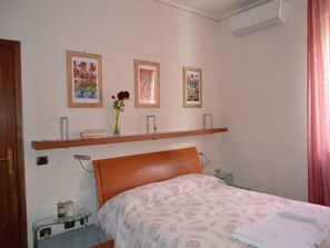 Habitación triple (Ludovica) | 1 habitación, wifi gratis y ropa de cama 