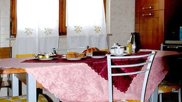 Free daily buffet breakfast