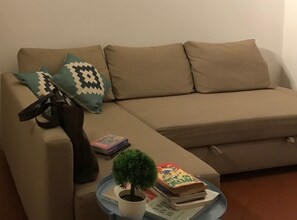 Apartamento, 2 quartos | Área de estar | TV de tela plana