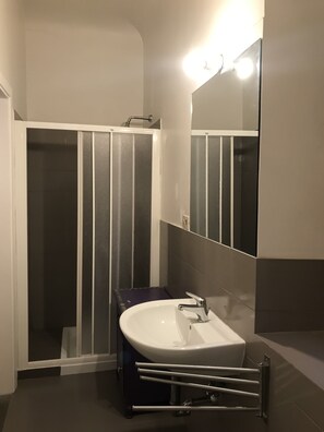 Apartamento, 2 quartos | Banheiro | Chuveiro, chuveiro com efeito de chuva, bidê, toalhas de banho