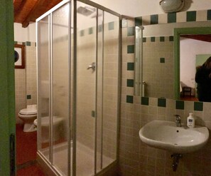Apartment, 3 Schlafzimmer | Badezimmer | Dusche, Regendusche, Bidet, Handtücher