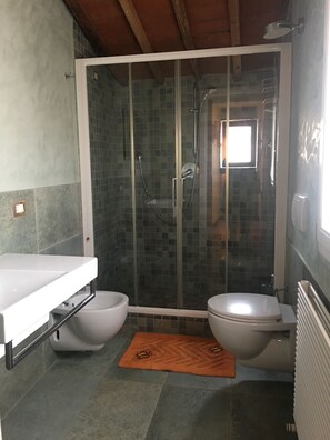 Căn hộ, 1 phòng ngủ | Phòng tắm | Buồng tắm vòi sen, vòi sen phun mưa, chậu vệ sinh/vòi rửa, khăn tắm 