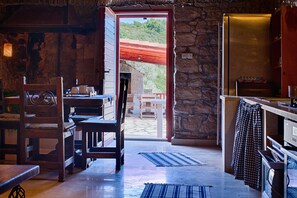 Villa, Terrasse, Meerblick | Wohnbereich | Flachbildfernseher