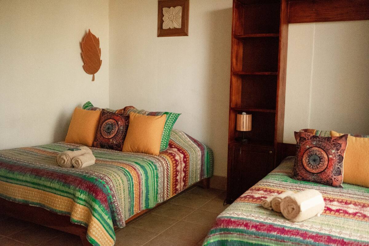 Habitación triple Confort, varias camas, vista a la colina | Wifi gratis y ropa de cama 