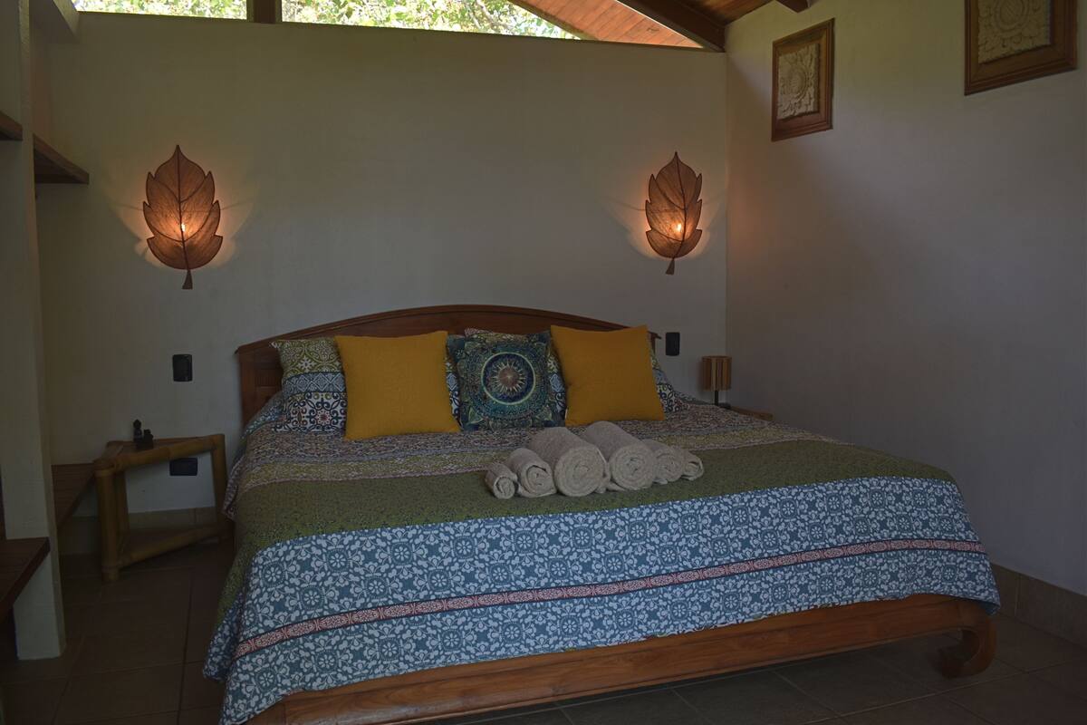 Casa de árbol Confort, 1 cama matrimonial, vista a la colina | Wifi gratis y ropa de cama 