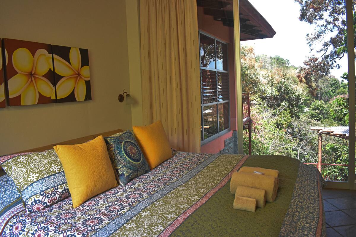 Habitación doble Deluxe, 1 cama Queen size, vista a la colina | Wifi gratis y ropa de cama 