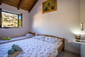 House, Terrace, Sea View | Desk, free WiFi, bed sheets - Holiday Home Macic (Vis)