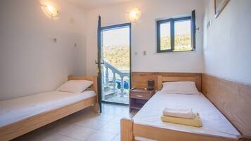 Ferienhaus, Terrasse, Meerblick | Schreibtisch, kostenloses WLAN, Bettwäsche