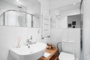 Comfort Apartment (6/35) | Bathroom | Shower, designer toiletries, hair dryer, towels - Art Studios - LoftAffair (Kraków)