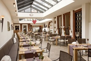 2 restauranter, lunsj og middag serveres, tyske retter