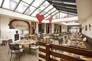 2 restaurants; lunch and dinner served  - Hotel Pfälzer Hof (Edenkoben)