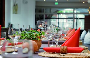 2 restaurants, lunch, dinner served; German cuisine  - Hotel Pfälzer Hof (Edenkoben)