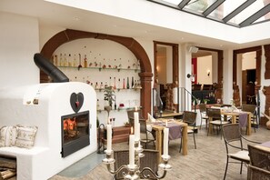 2 restaurantes; se sirve almuerzo y cena; cocina alemana