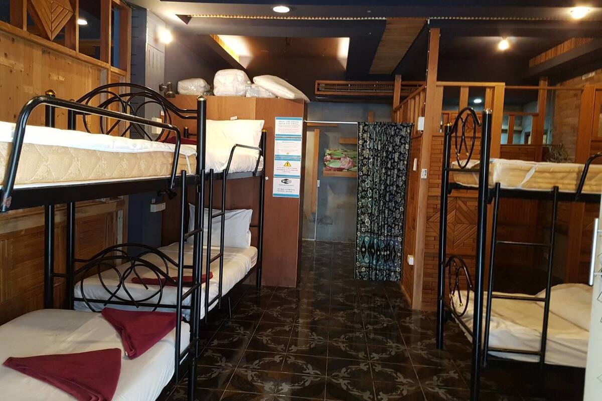 Hypo-allergenic bedding, blackout curtains, free WiFi, bed sheets