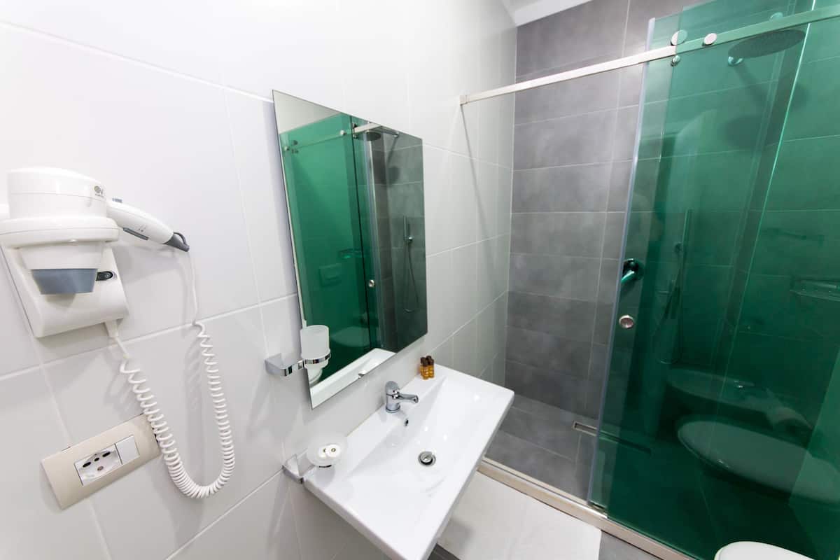 Deluxe kamer, 1 twee- of 2 eenpersoonsbedden, balkon, uitzicht op zee | Een minibar, een kluis op de kamer, een bureau, geluiddichte muren