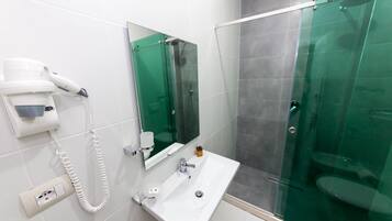 Deluxe kamer, 1 twee- of 2 eenpersoonsbedden, balkon, uitzicht op zee | Een minibar, een kluis op de kamer, een bureau, geluiddichte muren