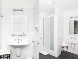 Habitación con 1 cama doble o 2 individuales | Baño | Bañera profunda, cabezal de ducha tipo lluvia y secador de pelo