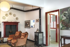 Apartamento, 2 habitaciones | Zona de estar | Una televisión de pantalla plana