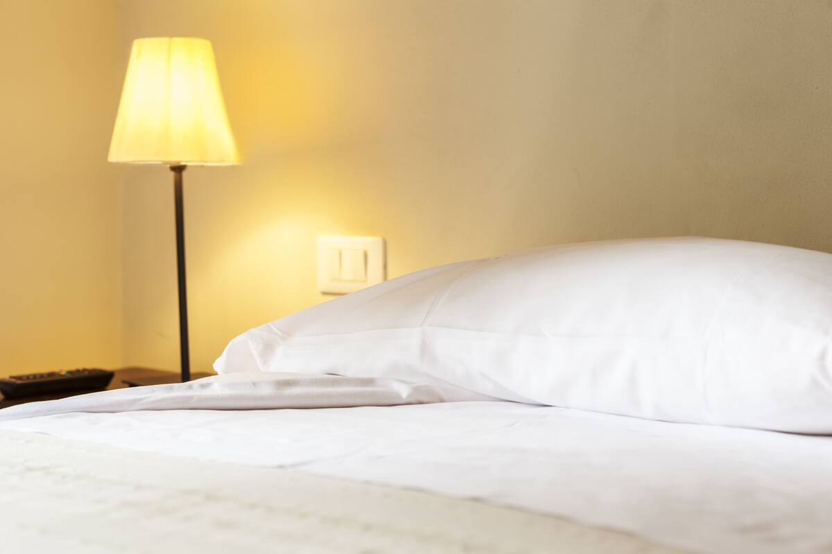 Habitación con 1 cama doble o 2 individuales | Escritorio, espacio para trabajar con un portátil, cortinas opacas