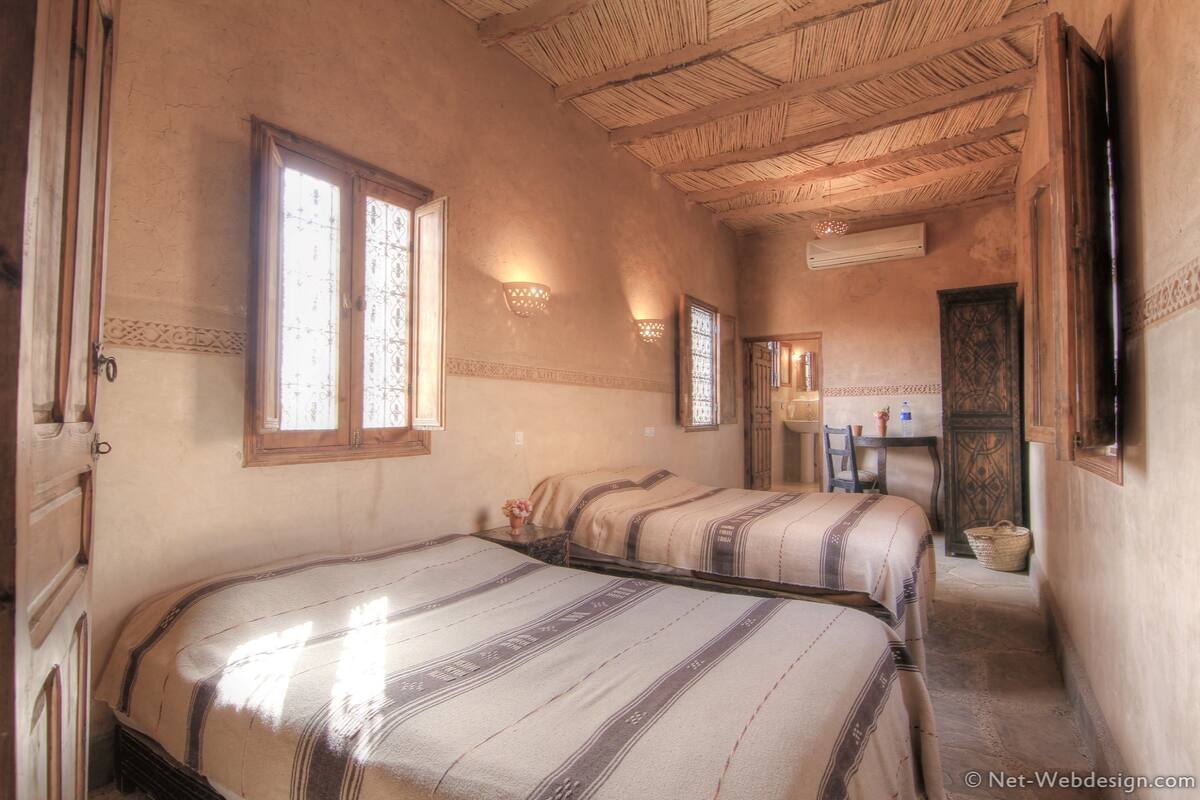 Quarto triplo standard, 1 cama Queen | Quartos à prova de som, Wi-Fi de cortesia, acesso para cadeiras de rodas