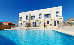 A modern building with a pool in front. - Duerming O Casal Da Martiña (Poio)