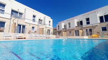 Una piscina al aire libre de temporada