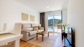 Appartement, 2 slaapkamers | Een bureau, geluiddichte muren, een strijkplank/strijkijzer, gratis wifi