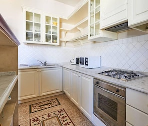 Appartement Panoramique, vue ville | Cuisine privée | Grand réfrigérateur, micro-ondes, four, plaque de cuisson