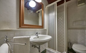 Apartemen Panorama, pemandangan kota | Kamar mandi | Shower, pancuran hujan, kloset, dan handuk