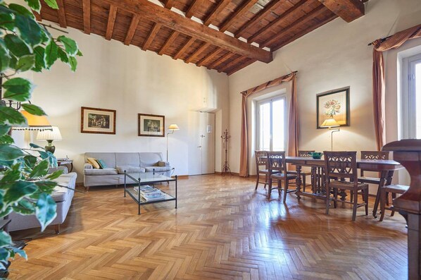 Appartamento panoramico, vista città | Area soggiorno | TV