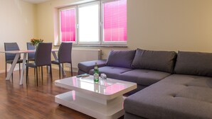 Apartment | Living area | Flat-screen TV - Ferienwohnung am Mühlenberg (Waren (Müritz))
