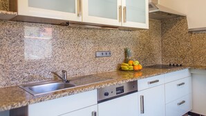 Apartment | Private kitchen | Coffee/tea maker, fridge, microwave, oven - Ferienwohnung am Mühlenberg (Waren (Müritz))