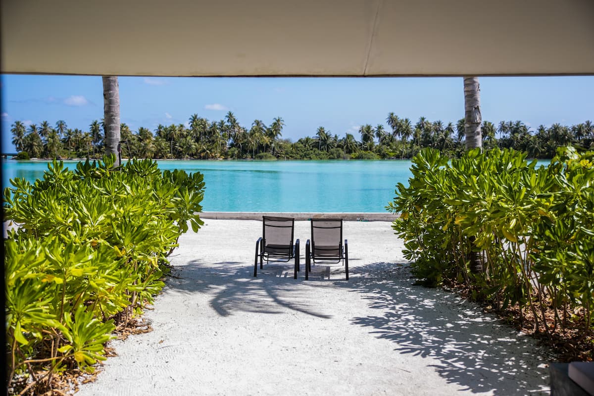 Villa, 1 King Bed, Lagoon View | 1 camera, minibar, una cassaforte in camera, una scrivania