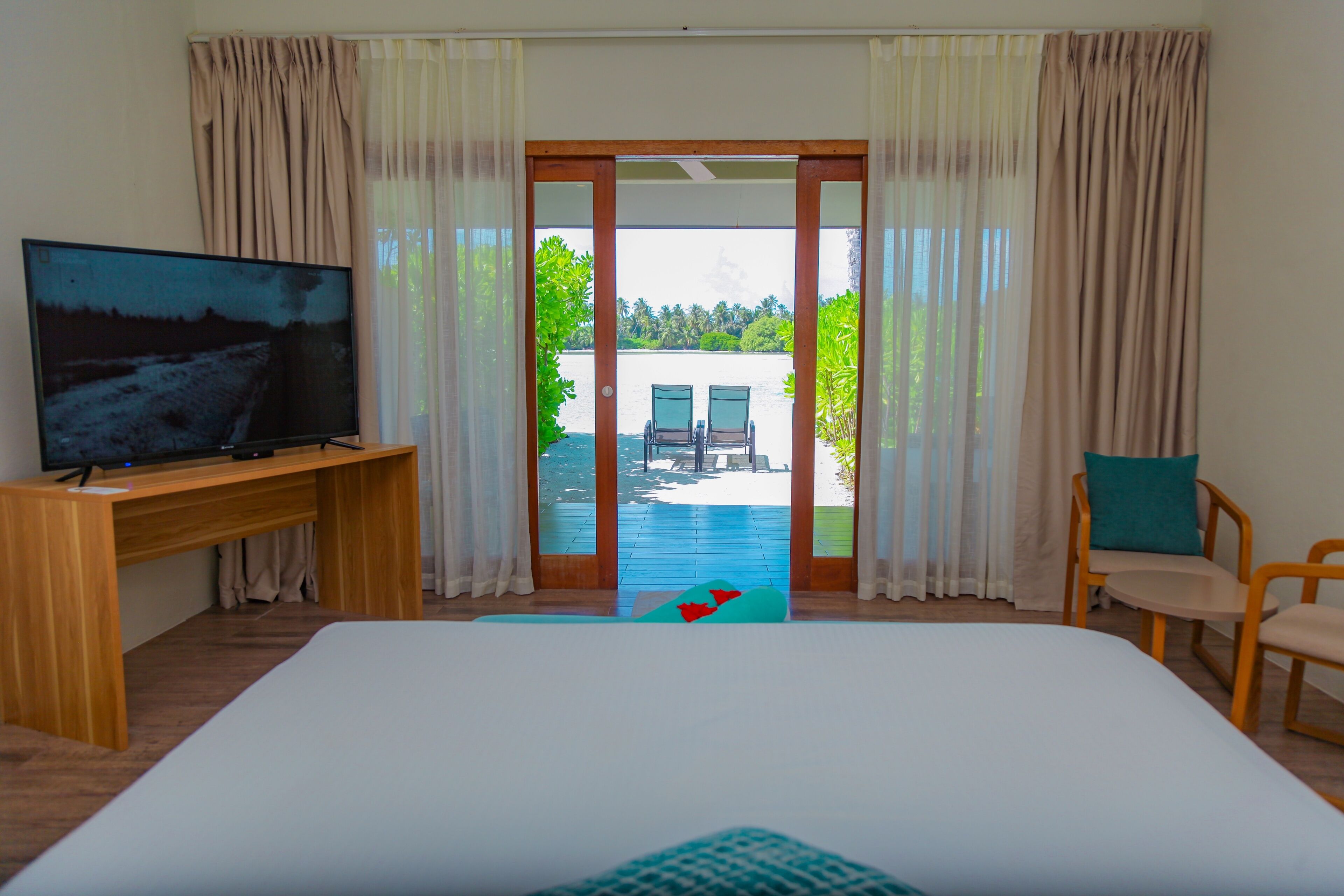 Villa, 1 King Bed, Lagoon View | 1 chambre, minibar, coffres-forts dans les chambres, bureau
