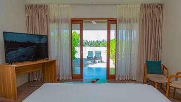 Villa, 1 King Bed, Lagoon View | 1 chambre, minibar, coffres-forts dans les chambres, bureau