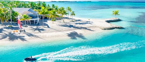 Sulla spiaggia, sabbia bianca, cabine da spiaggia gratuite