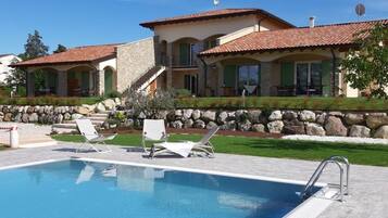 Appartement, plusieurs lits, vue jardin | Piscine privée