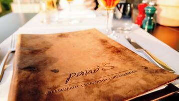 Een menukaartomslag met opdruk voor 'Pano's Restaurant | Barakultur | Wanzimmer'.