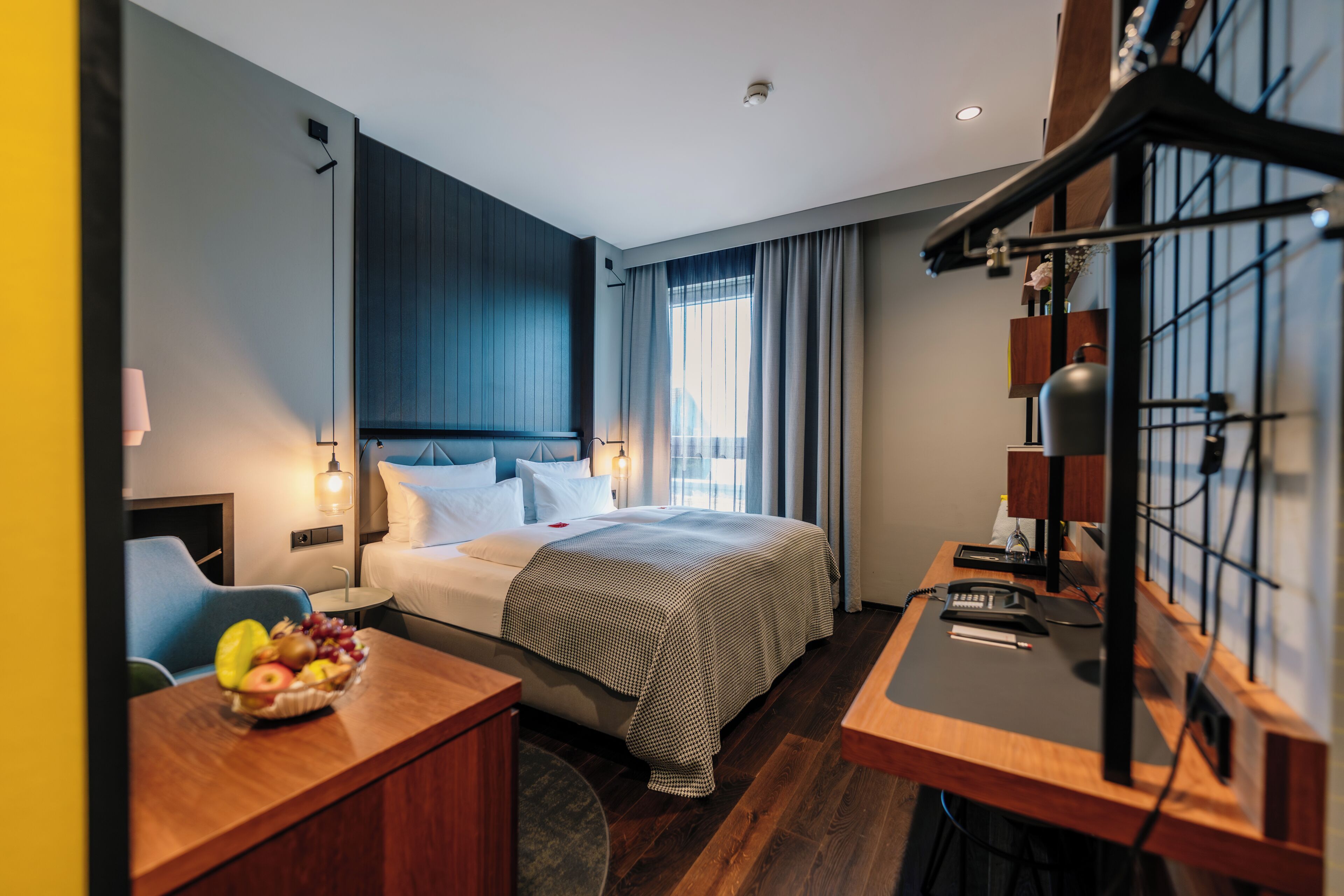 Standard-Doppelzimmer | Hochwertige Bettwaren, kostenlose Minibar, Zimmersafe, Schreibtisch