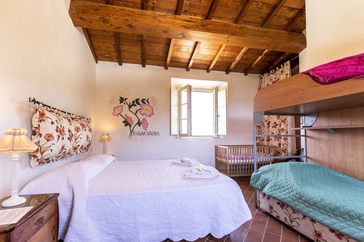 Camera quadrupla | Con stile personalizzato, culle/letti per bambini (gratuiti)