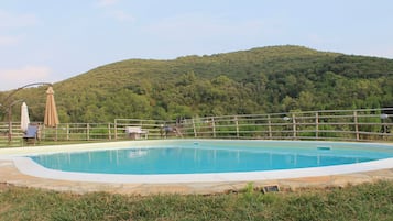 Piscina stagionale all'aperto, ombrelloni da piscina, lettini