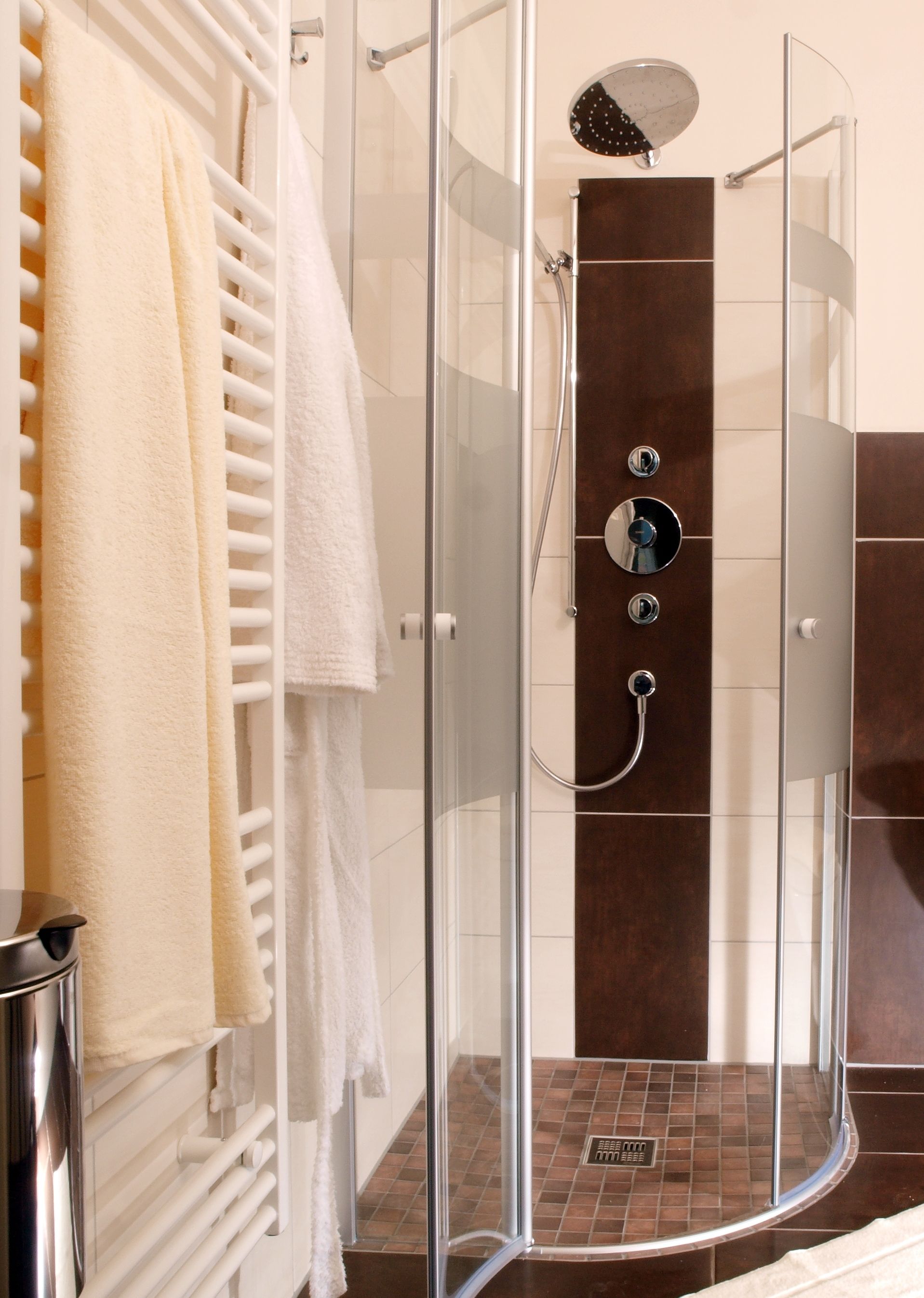 Einzelzimmer, Balkon | Badezimmer | Dusche, kostenlose Toilettenartikel, Haartrockner, Handtücher