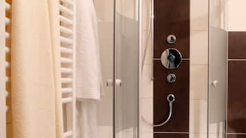 Einzelzimmer, Balkon | Badezimmer | Dusche, kostenlose Toilettenartikel, Haartrockner, Handtücher