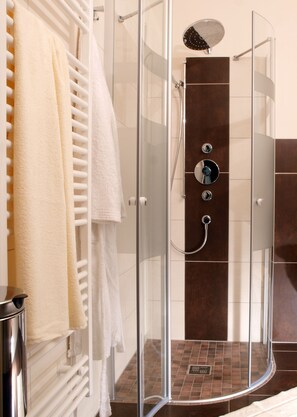 Single Room, Balcony | Bathroom | Shower, free toiletries, hair dryer, towels - Hotel Gasthof Paunger (Miesenbach bei Birkfeld)
