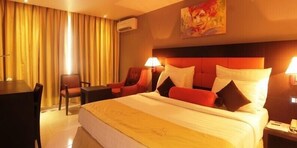 In-room safe, desk, free WiFi