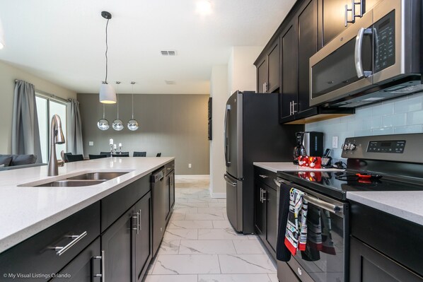 Townhome, 4 Bedrooms | Private kitchen