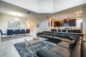 House, 5 Bedrooms | Living area